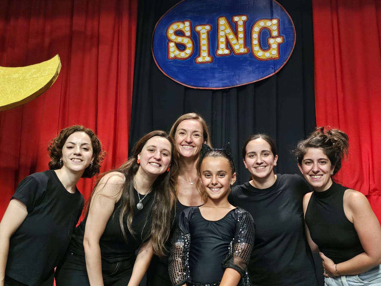 Elenco frente al escenario